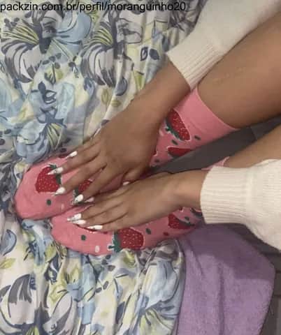 Imagem do pack 8 minutos passando creminho de morango nos pézinhos e sentando neles