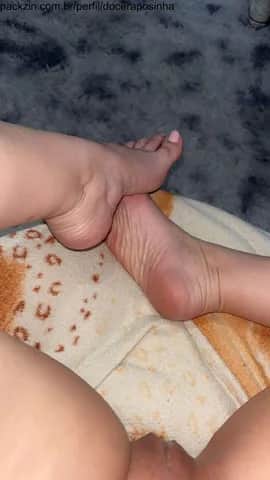 Imagem do pack Close na bucetinha, brincando com ela ate gozar e gemendo pra vc!
