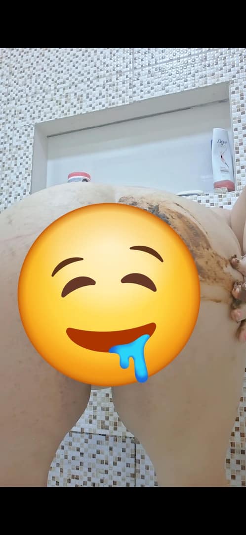 SCAT ESFREGANDO NO CORPO