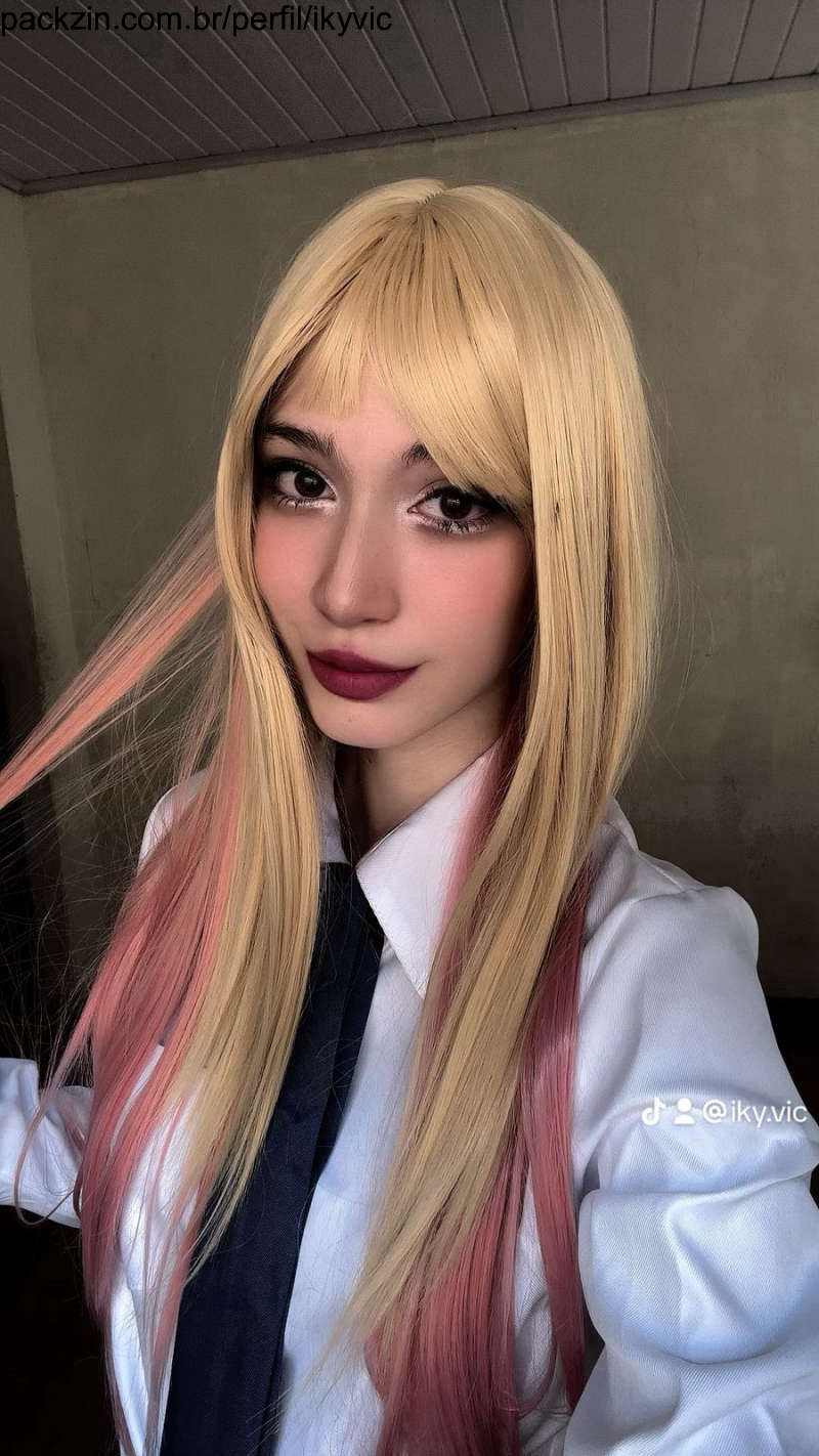 Imagem do pack Marin Kitagawa lambendo os pezinhos