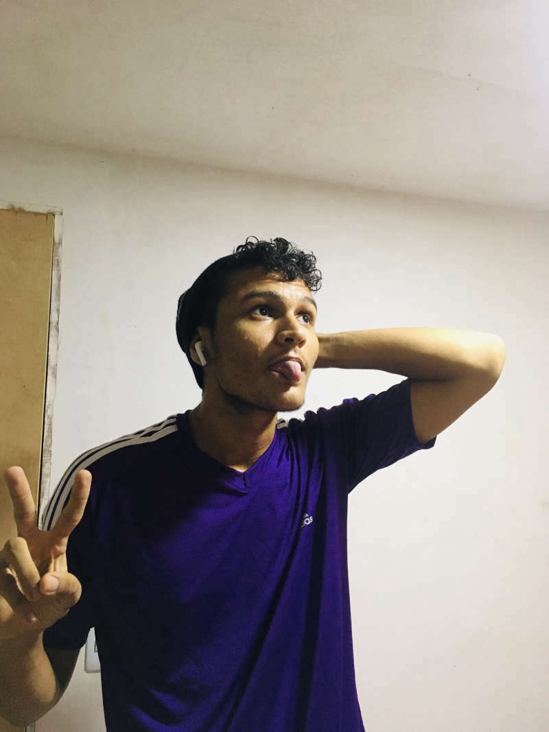 falo qualquer coisa com voz de locutor.