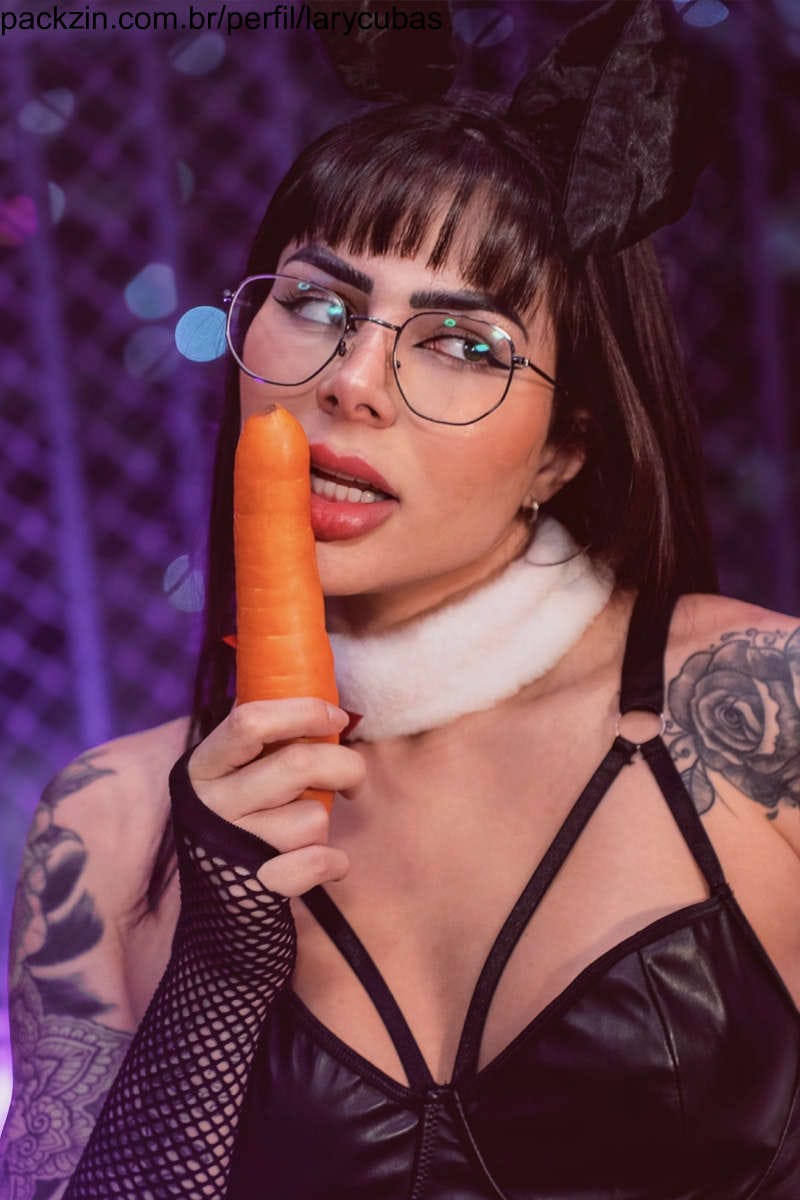 Cenoura no cu e na bucetinha 🐰🥕