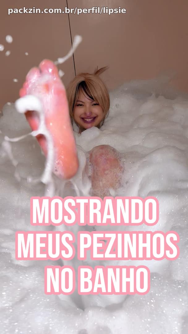Mostrando meus pezinhos no banho de espuma