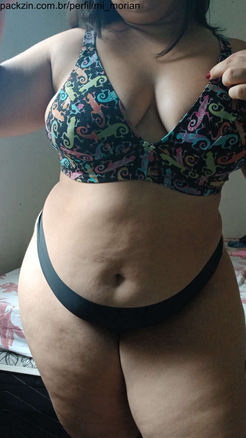 Me trocando e mostrando os pezinhos