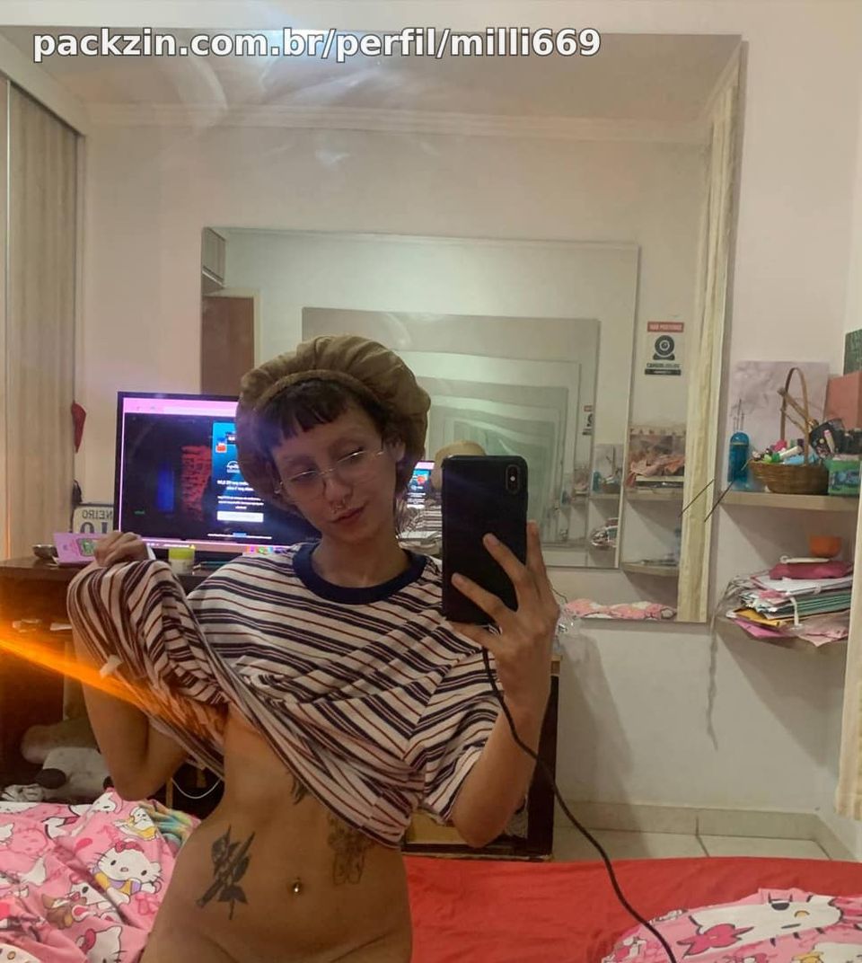 Brincando com a bucetinha antes de dormi