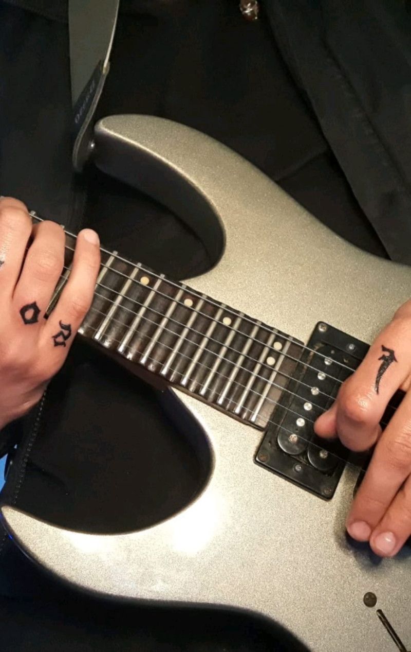 Te mando um vídeo tocando guitarra sem blusa