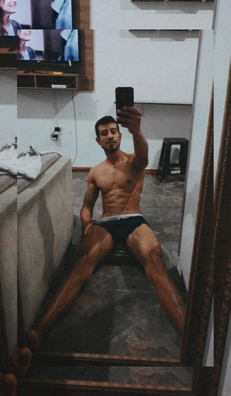 Compre meu pack de 10 fotos mostrando meu corpo inteiro