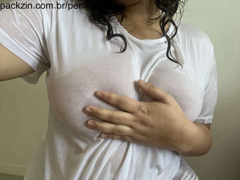 Me exibindo de blusa molhada