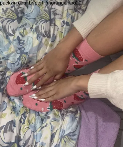 Imagem do pack 8 minutos passando creminho de morango nos pézinhos e sentando neles