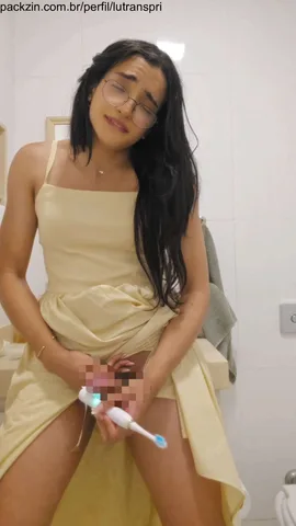 Imagem do pack Me pegaram no flagra me satisfazendo com minha escova elétrica