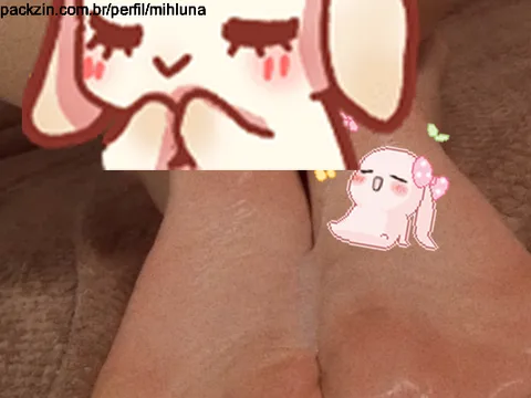 Imagem do pack esfregando e gozando no pezinho 🎀