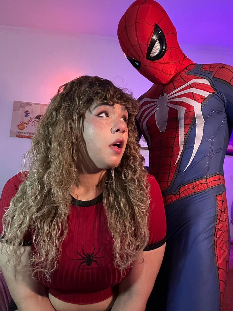 Imagem do pack MERY Jayne devorando os 23cm do spiderman