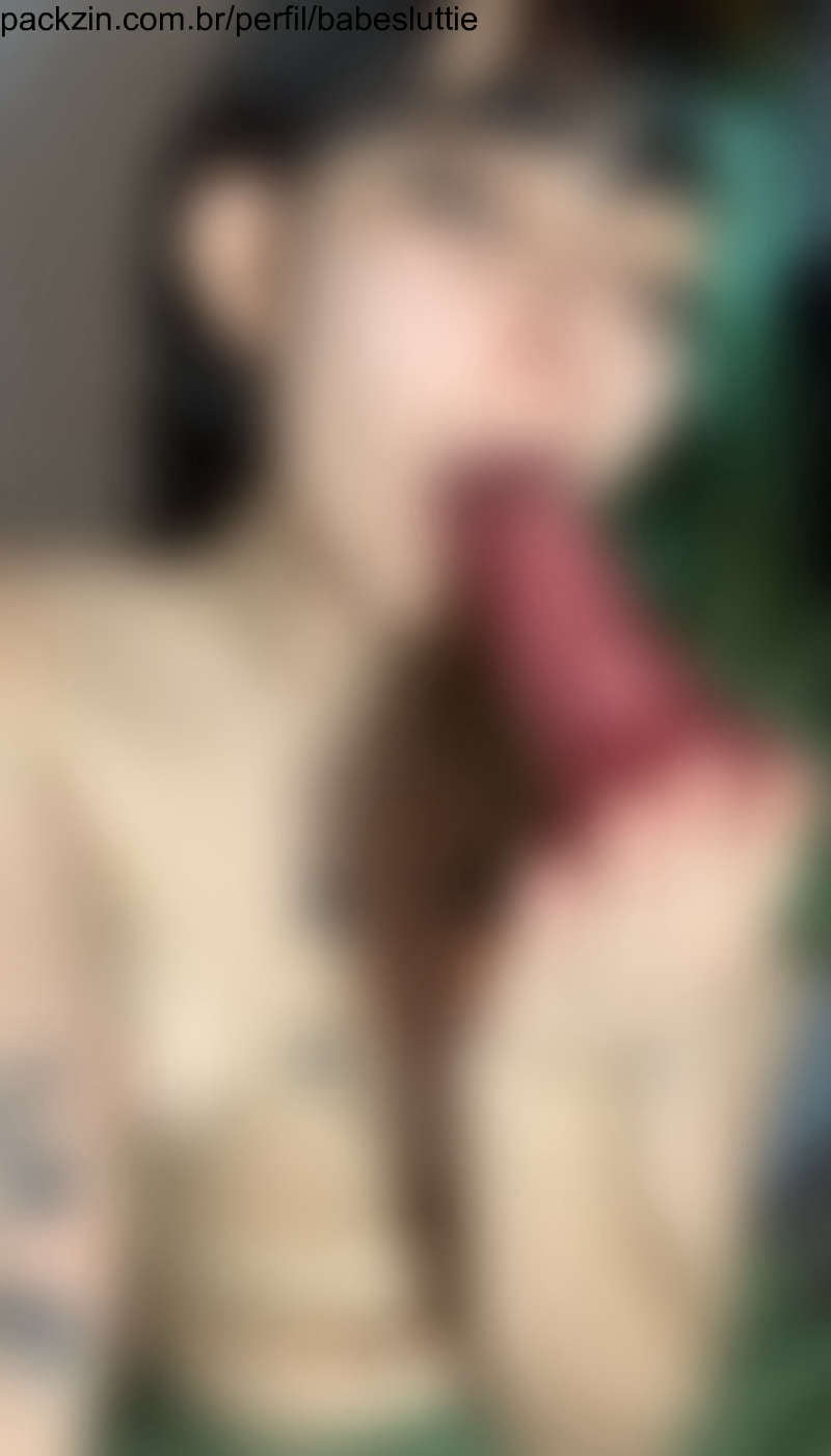 Imagem do pack brincando com o pau na boca e sentando na câmera